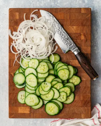 Gurkensalat Schritt 1: Die Zutaten in Scheiben schneiden.