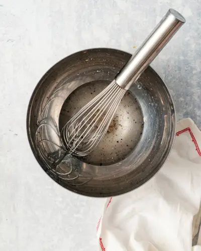 Gurkensalat Schritt 2: Essig, Salz und Zucker verrühren.