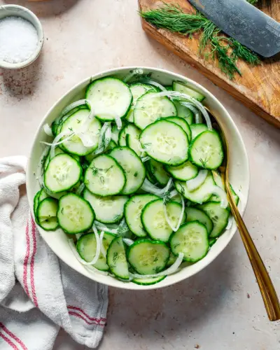 Gurkensalat Schritt 3: Lassen Sie den Salat marinieren.
