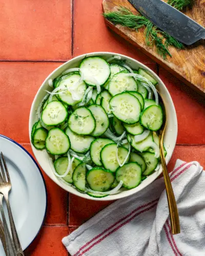 Gurkensalat mit Essig in einer Schüssel mit Dill.