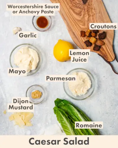 Receita de Salada César em pratos com molho César e limão.