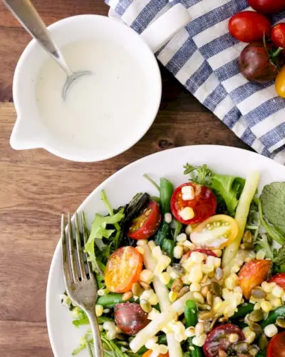 Insalata di verdure estive con salsa al latticello