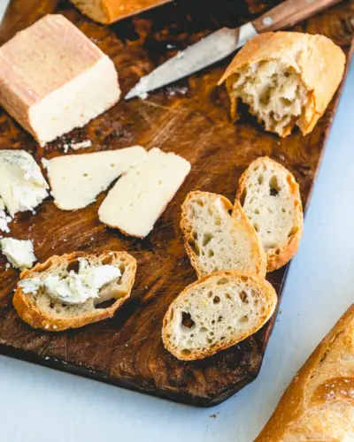 Baguette sur plateau de fromages