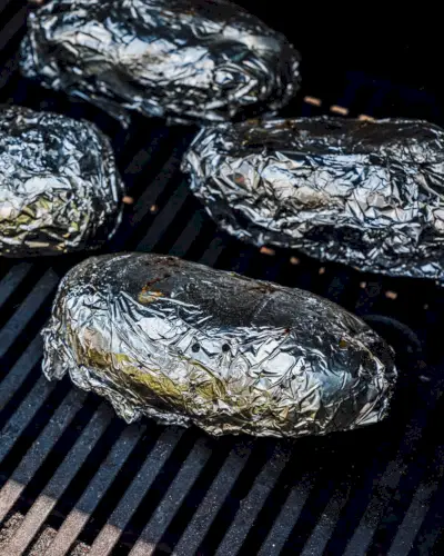 Como grelhar batatas assadas