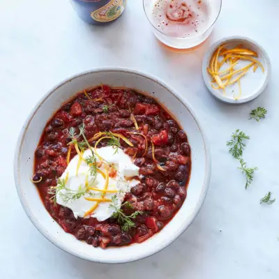 Vegetarisches Chili aus schwarzen Bohnen mit Ancho und Orange