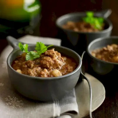 Chili mit Guajillo und Ancho Chiles und Hominy.