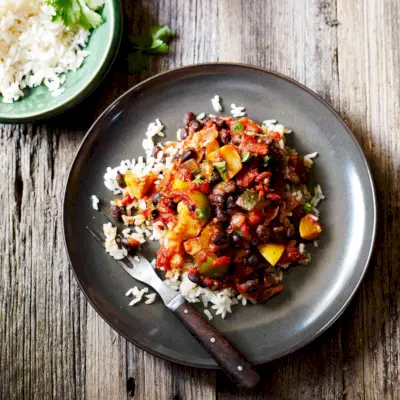 Gemüse-Chili mit Knoblauchreis