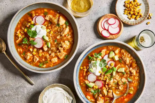 Schüsseln mit weißem Hühnchen-Chili