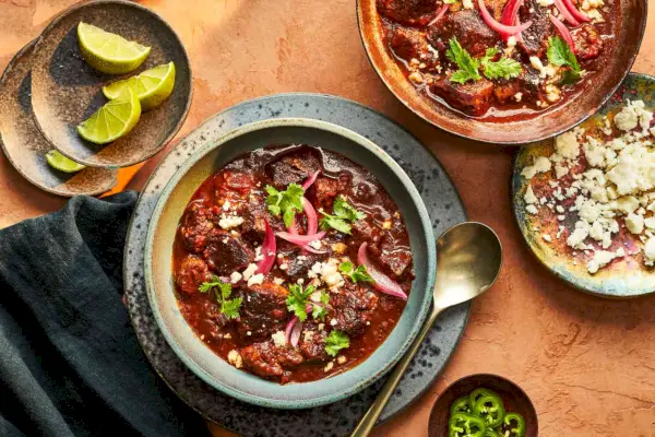 Short Rib Chili mit eingelegten roten Zwiebeln