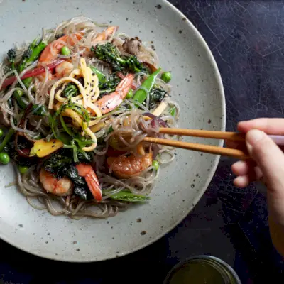Makaron Smażony ze Słodkich Ziemniaków (Jap Chae)