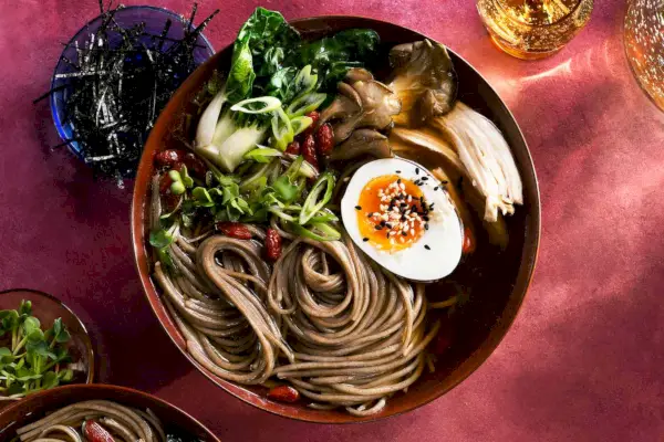 Ziołowy rosół z kością kurczaka z makaronem Soba