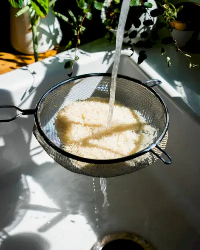 Schritt 1: Spülen Sie den Reis ab.