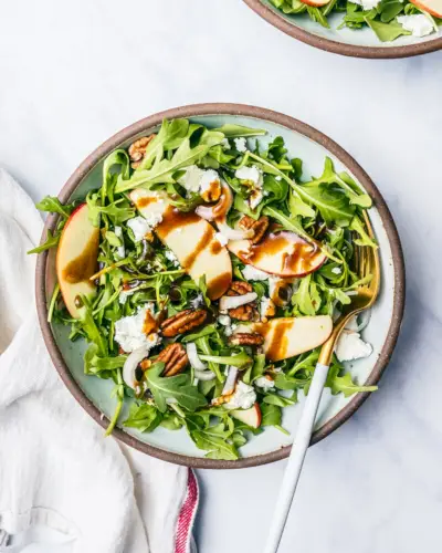 Salada de rúcula com queijo de cabra