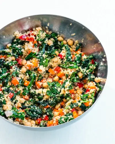 Ideia de almoço saudável, salada de couve e quinoa