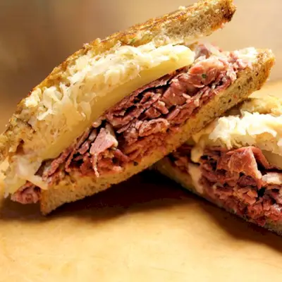 Nahaufnahme eines geschnittenen Reuben-Sandwichs bei Zingerman’s