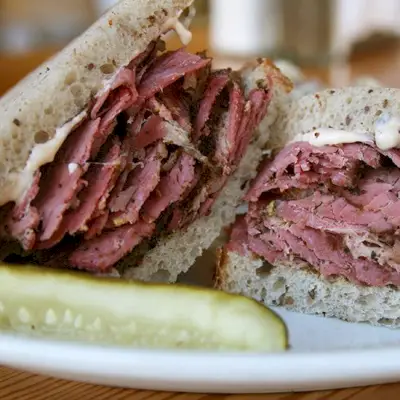 Nahaufnahme eines Pastrami-Sandwichs bei Kenny und Zuke