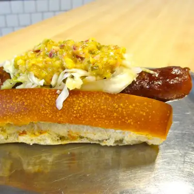 Ein Hotdog mit Toppings im Mile End