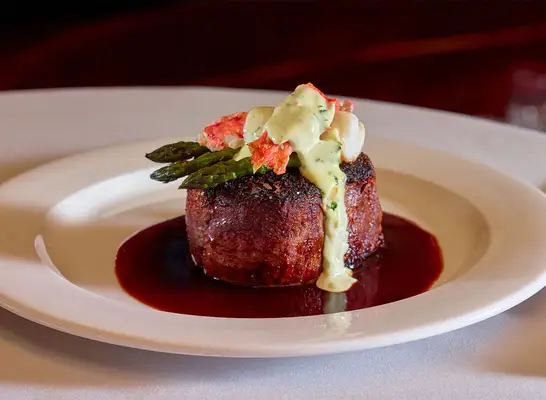 steak with asparagus and hollandaise sauce
