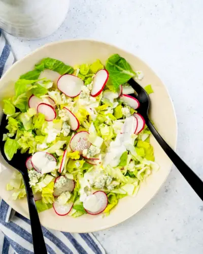 Salada de rabanete com molho de gorgonzola