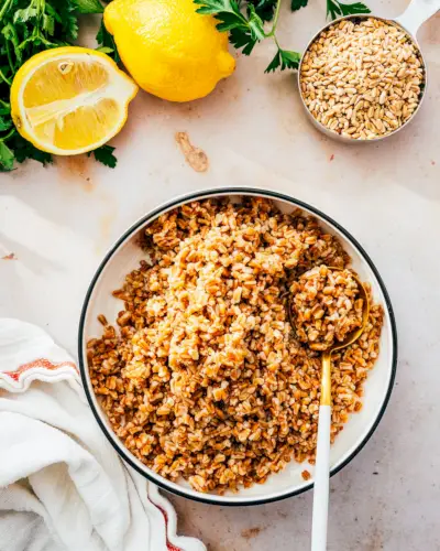 Farro v miske s citrónmi a nevarené farro