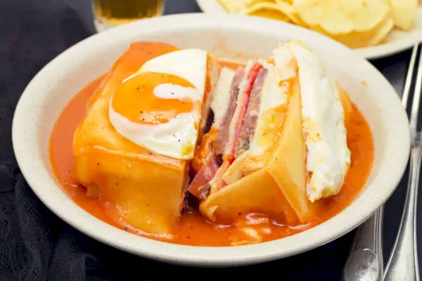 프란세지냐(Francesinha), 소스를 곁들인 전통 포르투갈 샌드위치