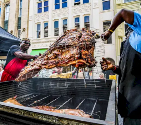 Retourner le porc au barbecue de Rodney Scott