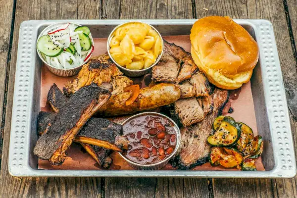 Un plateau de barbecue Heirloom Market