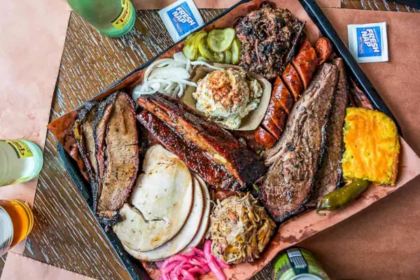 Un plateau entièrement chargé chez Lewis BBQ
