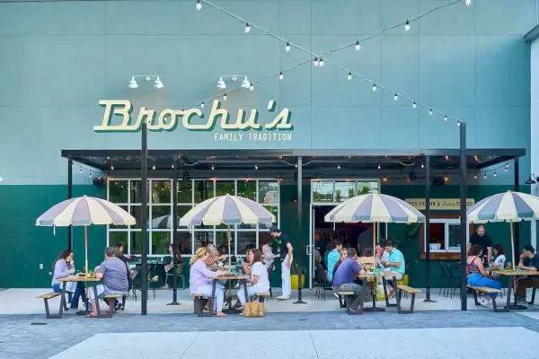 assentos no pátio do Brochu's em Savannah, Geórgia