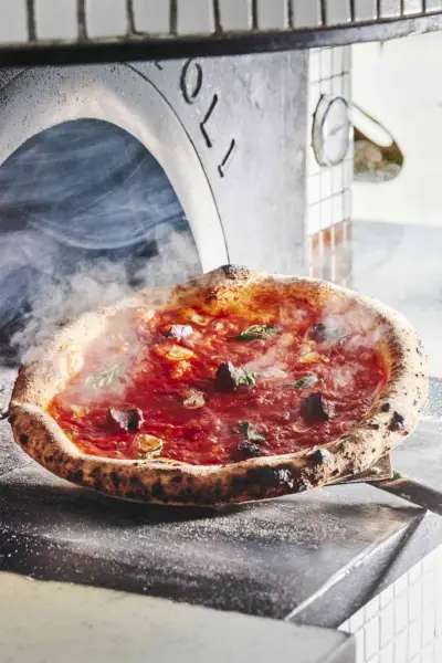 Uma torta de tomate espumante ao estilo napolitano da Pizzeria Vittoria em Savannah, Geórgia