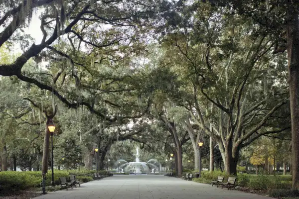 A icônica fonte em Forsyth Park, a poucos passos do centro de Savannah, Geórgia