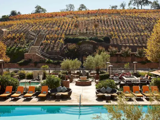 Meritage Resort Pool und Höhleneingang
