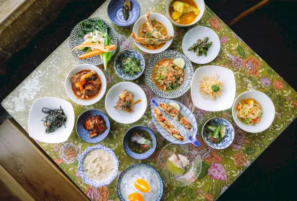 Anajak Thai의 다양한 요리가 담긴 테이블