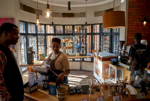 Widok na wnętrze kawiarni i palarni Quest Coffee w Kigali