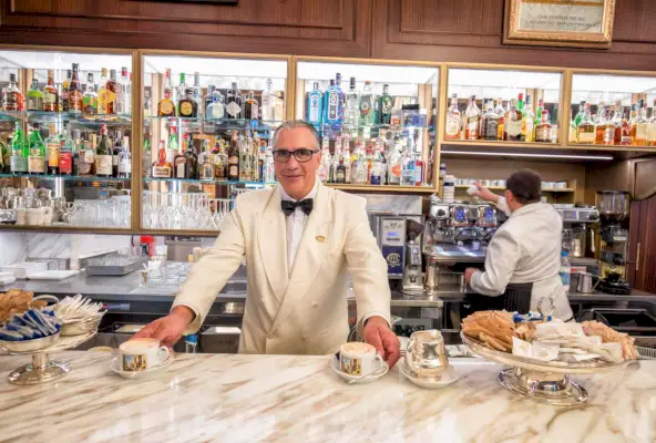 Widok na bar i baristę w Caffe Pasticceria Cova Montenapoleone
