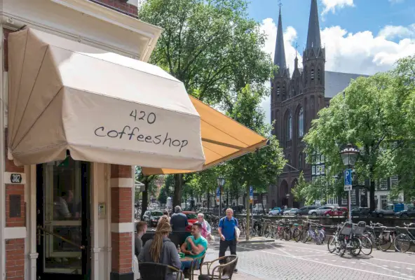 Widok zewnętrzny kawiarni w Amsterdamie