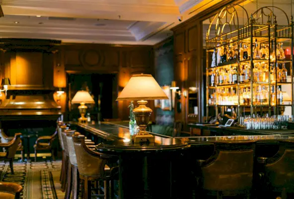 Vnitřní pohled na The Club Bar na poloostrově Beverly Hills