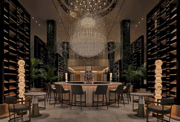 Interiér lustrového baru ve Four Seasons New Orleans
