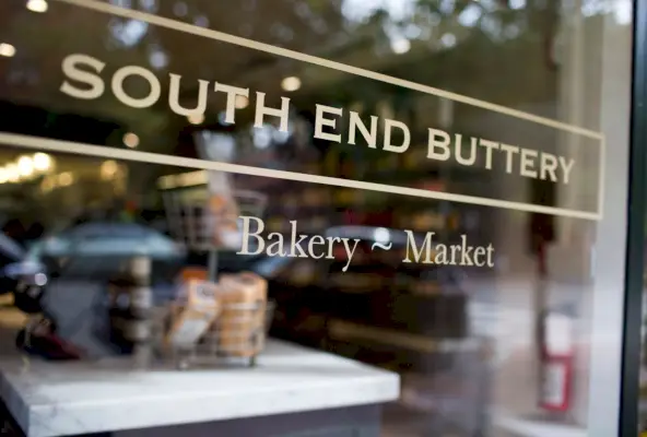 Okno pekárne South End Buttery v Bostone