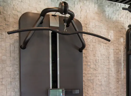 lat pulldown machine close-up