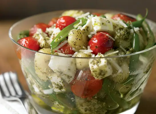 Vegetarian pesto gnocchi with green beans and tomatoes