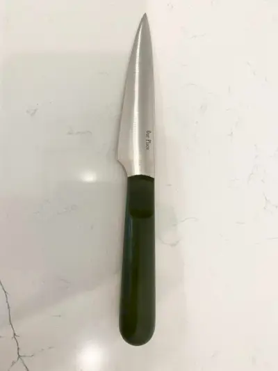 סכין החיתוך המדויק של המקום שלנו מוצג על משטח שיש