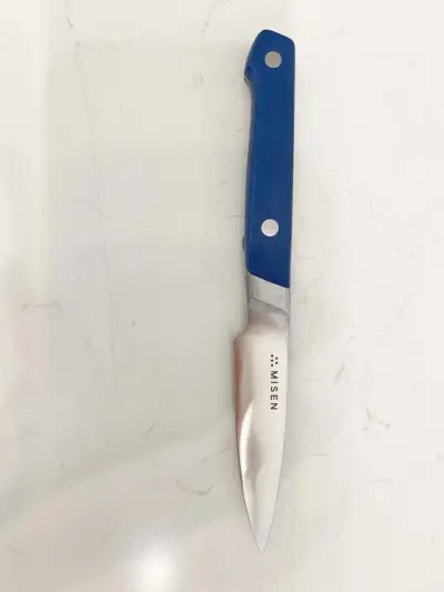 סכין חיתוך מיזן מוצגת על משטח שיש