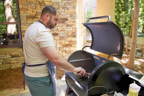 Uma pessoa grelhando carne no Weber Q1400 Electric