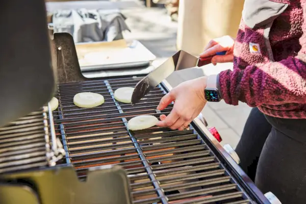 Grelhador a carvão Weber Performer Deluxe de 22 polegadas sendo testado com sua temperatura