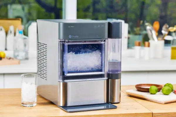 Máquina de hielo en pepitas para encimera GE Profile Opal 2.0 con tanque lateral en una encimera de cocina
