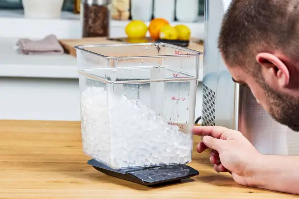 El hielo fabricado en la Frigidaire Countertop Nugget Ice Maker V2 se pesa en una báscula