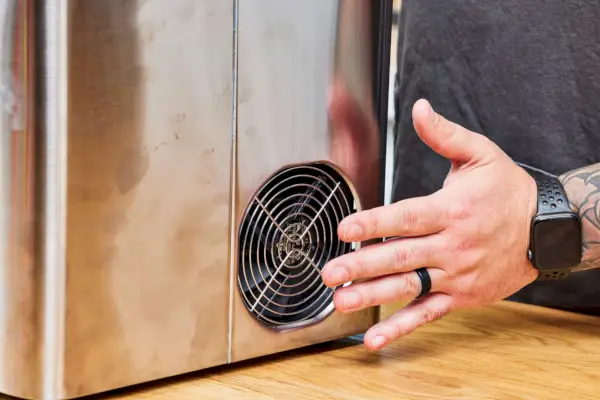 Una persona evalúa el ventilador de Frigidaire Countertop Nugget Ice Maker V2