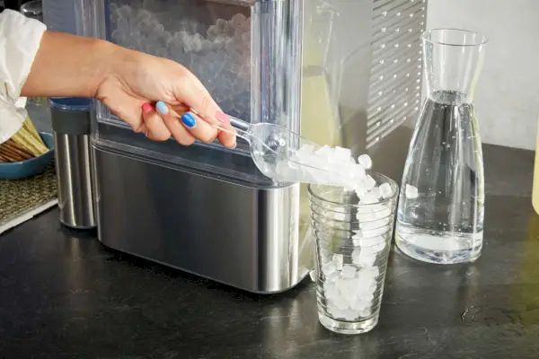 Hielo en máquina de hielo