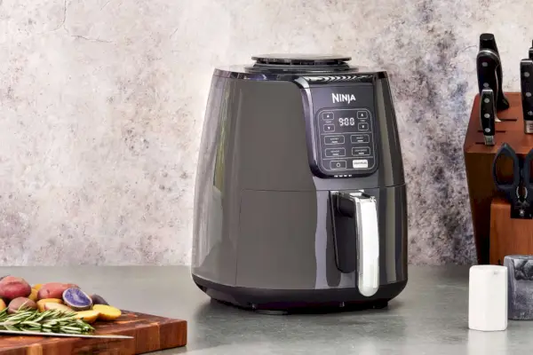 Friteuse à air Ninja de 4 litres affichée sur un comptoir de cuisine